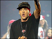 امی نم که نام اصلی او مارشال مادرز است به مصرف داروهای خواب آور اعتياد دارد