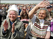 Příznivci KSČM při prvomájových oslavách na Letné