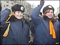 Policejní kadetky s oranžovými stuhami - symbolem opozice