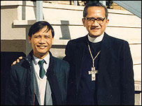 GS Nguyễn Đăng Trúc bên cạnh hồng y Nguyễn Văn Thuận