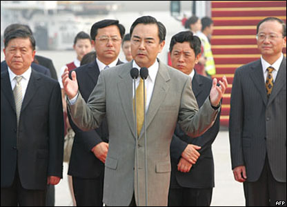 Ông Vương Nghị, trưởng văn phòng chuyên trách Đài Loan của TQ tại buổi lễ ngoài sân bay