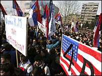 Serbët protestojnë në Mitrovicë