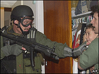 Swat encontra Elián González