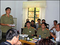 Trưởng Công an Quận Đống Đa họp báo về vụ việc Nhà thờ Thái Hà, 8/2008 (ảnh Vietcatholic.net)