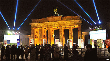 People in front of the Brandenburg gate in Berlin as part of the celebrations of the 20th anniversary of the fall of the Berlin Wall (8 November 2009)
