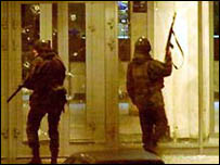 Tropas russas durante a invasão do teatro de Moscou