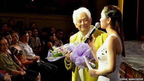 Nhạc sỹ Phạm Duy trong một buổi ca nhạc