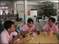 Lao động VN đang ăn trưa