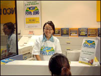 Atendente do Banco do Brasil faz campanha para o Fome Zero no Japão