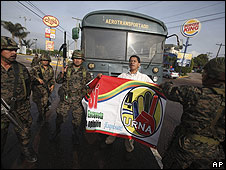 Soldados frente a seguidores de Zelaya.