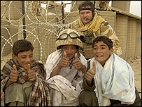 سرباز ناتو در میان کودکان هلمندی