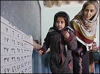 معلم و دانش آموز افغان در یک کلاس درسی