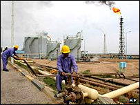 کارگران مشغول کار روی خطوط لوله نفت در نزدیکی بصره