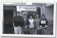 Nigel, Helen, Catherine, Pauline ac Avril: rhai o aelodau'r pwyllgor a staff y Ganolfan Dwristiaeth yn Abersoch