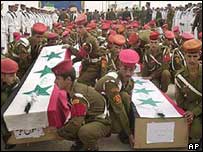 Iraklı askerler, 2002'de İran askerlerinin cenazlerini iade ediyor