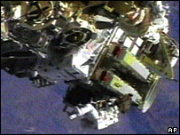 Astronautas do lado de fora da Atlantis