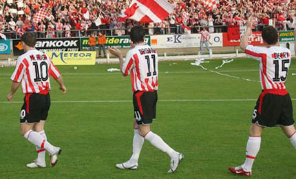 The team applaud the Derry fans. Pic Billy McLeod.