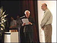 اهدای جایزه به فرشید مثقالی - عکس از سایت رنگ مگزین