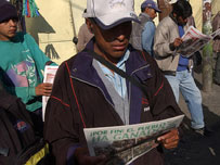 Bolivianos lêem jornal