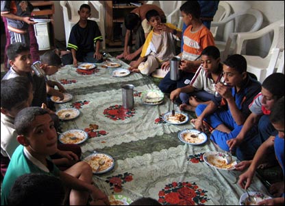 Ăn trưa tại nhà trẻ ở Sadr City.