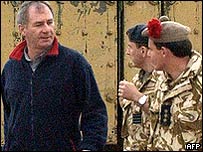 İngiltere Savunma Bakanı Geoff Hoon askerlerle