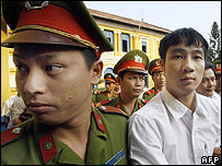 Cầu thủ Lê Quốc Vượng bị dẫn vào phòng xử án