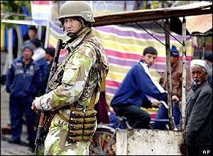 Uzbecký voják na kontrolním stanovišti ve městě Karasuv