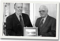 Cadeirydd Cymdeithas y Deillion, Jenkin Griffiths yn cyflwyno un o'r anrhegion i Gwilym Charles Williams ar ei ymddeoliad fel Cyfarwyddwr y Gymdeithas.