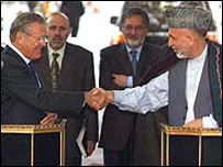 Donald Rumsfeld ve Hamid Karzai