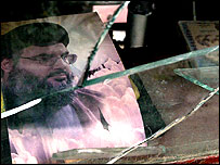 Nasrallah'ın Beyrut'ta enkaz altındaki posteri