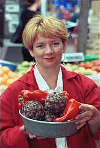 ظرف میوه در دست یک زن