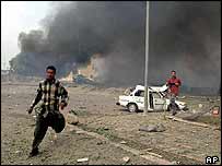 Iráčan běží pryč od místa výbuchu