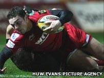 George North yn croesi am gais i'r Scarlets