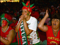 Ricardo Carvalho derruba Thierry Henry dentro da área portuguesa