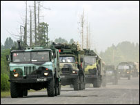 aminhões russos na Abecásia. Foto: VIKTOR DRACHEV/AFP/Getty Images