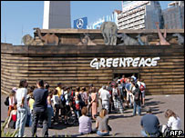 فعالان گروه صلح سبز و ماکتی از کشتی نوح در مرکز بوينوس آيرس