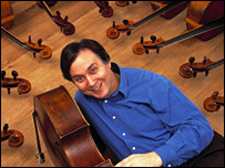 Ralph Kirshbaum with cellos [pic: Keith Saunders]