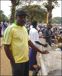 São-Tomense com camisa da Seleção Brasileira na capital do país, São Tomé