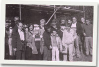 Criw o Antur Waunfawr o flaen y beudy yn Sain Ffagan