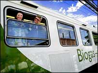 Viagem inaugural do primeiro trem movido a gás, na Suécia