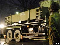Xe chở thiết bị tên lửa tới nơi lắp ráp