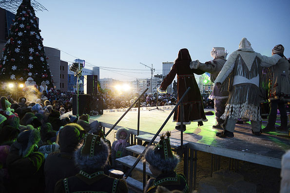 сцена деды морозы