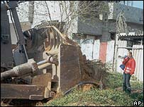 Rachel Corrie e uma escavadeira