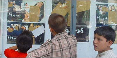 کودکان افغان، در برابر پوسترهای سانسور شده يک فيلم در سينما