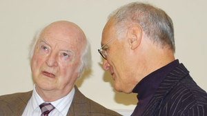 Gwyn Thomas a Derec Llwyd Morgan, dau o'r beirniaid