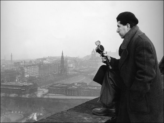 BBC Türkçe Servisi'nden İzgan Baz, ayda bir yayınlanan İki Şehir programı için Edinburg'da kayıt yapıyor. O bölümde program Edinburg ve Konya'yı buluşturuyordu. 25/02/1954 © BBC