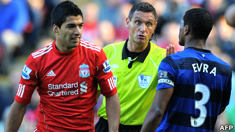Luis Suárez y Patrice Evra