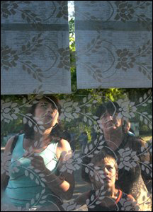 Đọc danh sách người tị nạn tại trại tị nạn gần biên giới Gruzia