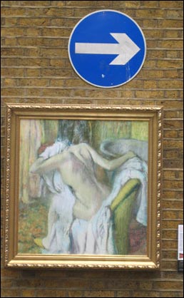 Señal de tráfico y cuadro de la National Gallery en una calle de Londres