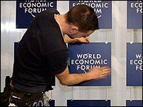 Một nhận viên đang chuẩn bị cho phòng hội nghị